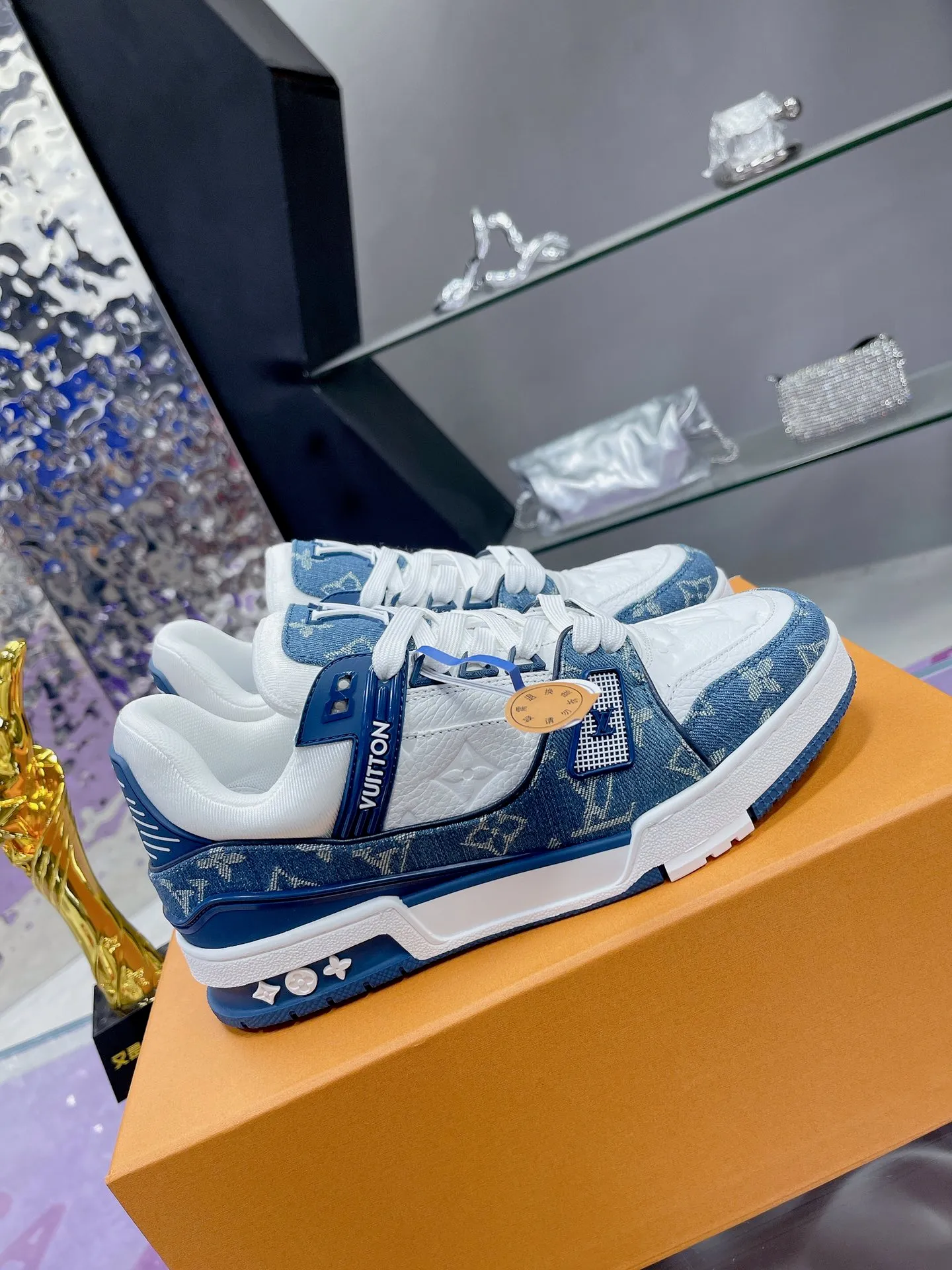👟👟Ex-factory price 840👟👟 Original development, quality shipping, welcome to compare ❥❥❥❥❥❥LV Trainer Maxi sneakers series LV Trainer Maxi sneakers introduce the loose silhouette of the ready-to-wear series into the LV Trainer sneaker design written by Virgil Abloh, making an eye-catching appearance at the 2024 spring and summer men's wear show. The cow leather upper is combined with rough fabric laces, and colorful beading highlights the brand's classic elements. LV letters mark the tongue and Monogram floral outsole. Mixed materials Made of first-layer cowhide, wrapped in imported custom-printed denim, thick shoelace design, large Monogram print on the side, "lv 54" badges on the tongue and heel, rubber outsole decorated with Monogram flowers, mesh lining and cotton feet, the comfort is as extreme as ever, premium heritage, quality first, worth owning! Size: 35-40 for women, 39-44 for men (45 is custom-made and cannot be returned or exchanged) ♡Full set of packaging with original gift box